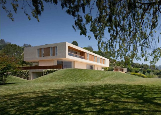 Cryptocurrency for a house? Token-backed down payments are introduced to the property market by Coinbase.
